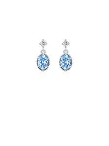 Vue détaillée des puces d'oreilles étoile en argent S925 avec zircons bleus en goutte