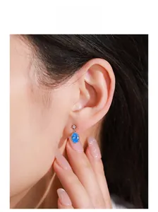 Gros plan détaillé d'une boucle d'oreille en argent S925 avec zircon bleu en goutte