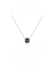 Nahaufnahme einer S925 Silberkette mit violettem Zirkonia-Anhänger in Vier-Krallen-Fassung