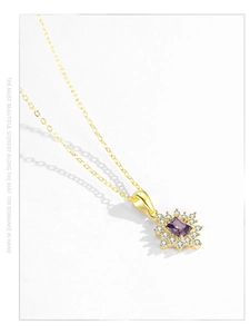 Détail d'un collier en argent S925 avec pierre violette et halo de zirconiums