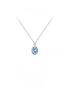 Vue détaillée du pendentif en zircon bleu ovale sur un collier en argent sterling S925 argenté