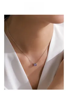 Detailansicht einer S925 Silberhalskette mit violettem Zirkonia-Anhänger an einem Model