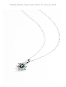 Détail du collier en argent S925 avec zircon vert émeraude et halo de fleurs blanches