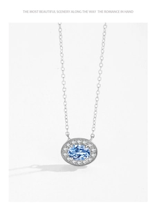 Gros plan d'un pendentif ovale avec gemme bleue, halo de zircons brillants et chaîne en argent