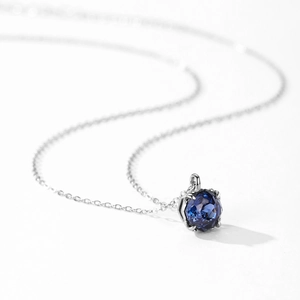 Collier vintage en argent S925 avec pendentif saphir bleu taillé en rose sur fond blanc