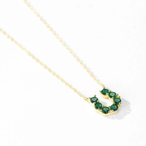 Collier en argent S925 doré avec pendentif fer à cheval en U et zircons verts