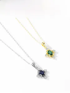 Detailansicht goldener Smaragd- und silberner Saphir-Halsketten mit Zirkonia-Rand
