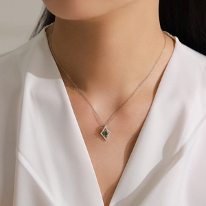 Collier en argent S925 avec pendentif losange en zircon vert émeraude sur mannequin
