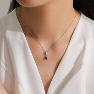 Elegante collana in argento S925 con ciondolo a goccia in zaffiro blu e pietre in zircone chiaro