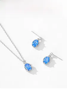 Détail du collier et des boucles d'oreilles en argent S925 avec pierres bleues
