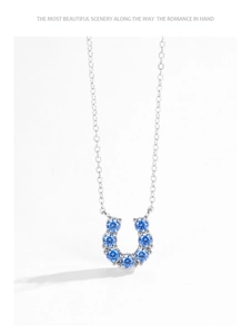 Dettaglio della collana a ferro di cavallo in argento S925 con sette zirconi blu su catena