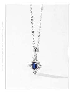 Detail der S925 Silberhalskette mit smaragdgeschliffenem blauen Zirkonanhänger und Diamanten