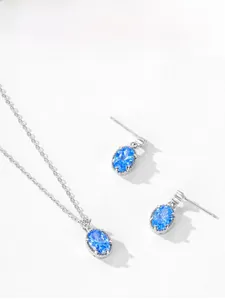 Détail de la parure collier et boucles d'oreilles en argent S925 avec zircon bleu