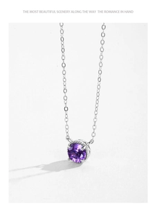 Detailaufnahme der S925 Silberkette mit rundem violettem Zirkonia Anhänger auf weißem Grund