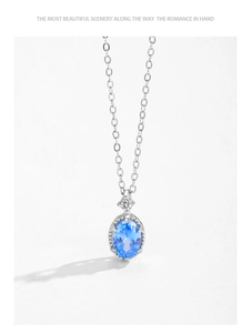 Détail du collier en argent S925 avec zircon bleu ovale et petite pierre transparente