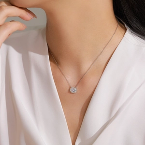 Collier en argent S925 avec pendentif ovale bleu glacier et halo de zircons sur modèle