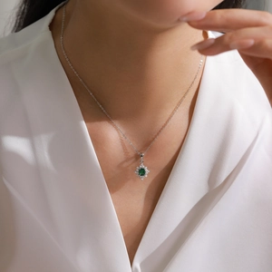 Élégant collier en argent S925 avec une pierre émeraude et des pétales de zircon blanc