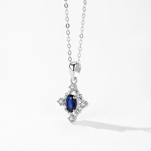 Collier chic en argent S925 avec pendentif saphir bleu et détails d'étoiles brillants