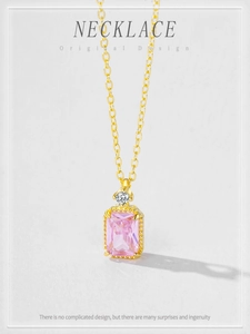 Vue détaillée du pendentif serti d'une pierre rose rectangulaire et chaîne dorée