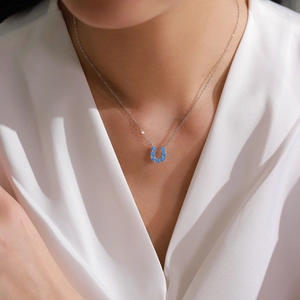 Collana a ferro di cavallo in argento S925 con zirconi blu chiaro indossata da modella