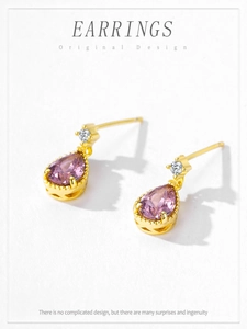 Vue détaillée des boucles d'oreilles goutte en zircon rose plaquées or 14 carats