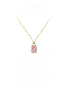 Détail d'un pendentif en zircon rose avec bordure perlée dorée et chaîne délicate