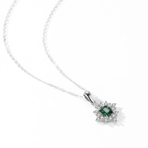 Collier vintage en argent S925 avec pendentif émeraude et zircons style flocon de neige