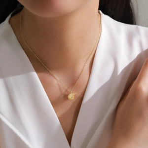 Luxurious S925 silver gold necklace with rose cut citrine pendant on a model