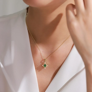 S925 Sterling Silber Goldkette mit Smaragd-Zirkon Sternenanhänger am Modell
