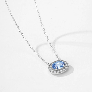 Collier en argent S925 avec pendentif ovale en pierre bleu glacé et détails zircon