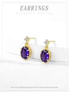Détail de boucles d'oreilles ovales améthyste plaquées or avec zircon et base florale rétro