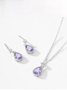 Makroansicht des lavendelfarbenen Tropfen-Schmucksets mit Silberkette und Ohrringen