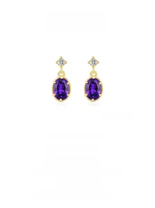 Détail des boucles d'oreilles vintage avec améthyste ovale, plaqué or et accents de zircon