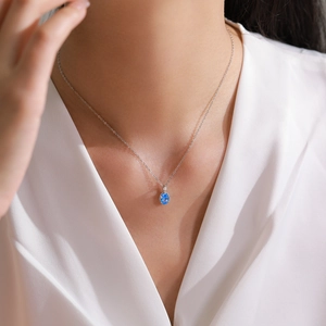 Élégant collier en argent 925 avec pendentif en zircon bleu ovale porté par un mannequin