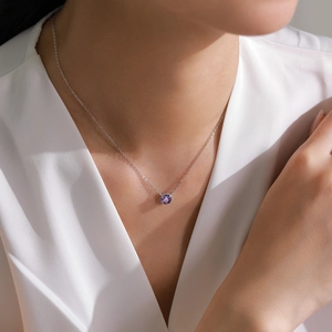 Minimalistische S925 Silberhalskette mit violettem Zirkonia Anhänger am Model