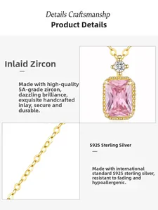 Vue détaillée du pendentif en zircon rose avec chaîne en argent S925 et serti main