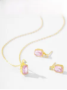 Détail de parure collier et boucles d'oreilles S925 avec gemmes roses rectangulaires