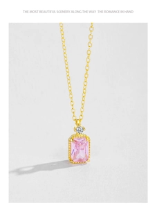 Détail macro du pendentif rectangulaire en pierre rose avec chaîne dorée et diamant