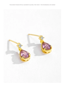 Détail des boucles d'oreilles goutte en zircon rose avec plaquage or 14K sur argent s925