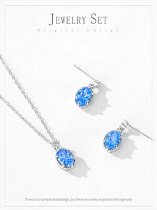 Vue détaillée de l'ensemble bijoux en argent 925 avec pierres bleues ovales et finitions