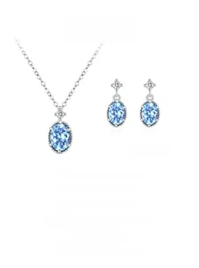 Détail macro du parure bijoux cœur de l'océan en argent 925 avec zircons bleu clair