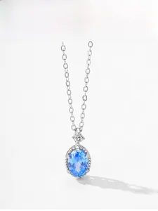 Détail d'un collier en argent 925 avec pendentif en zircon bleu ovale et chaîne délicate