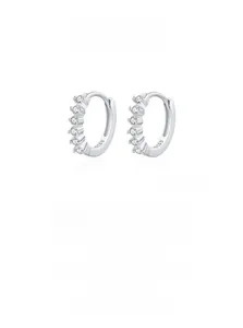 Dettaglio degli orecchini a cerchio in argento sterling S925 con sei zirconi lucenti