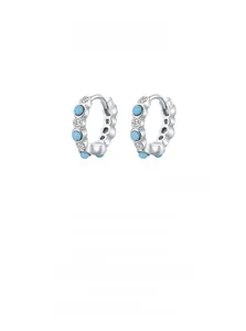 Détail des créoles en argent sterling S925 avec turquoise et oxydes de zirconium