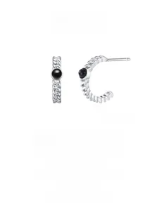 Détail de boucles d'oreilles créoles S925 en argent avec texture tressée et zircon noir