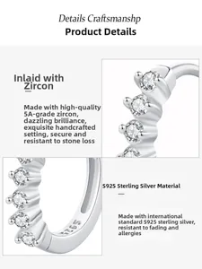 Dettagli macro di orecchini a cerchio in argento S925 con pietre di zirconia 5A di lusso