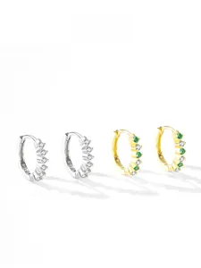 Détail de créoles en argent 925 avec sertissage de zircons blancs et pierres vertes