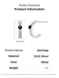 Détails macro des boucles d'oreilles C en argent S925 avec zircon noir et texture tressée
