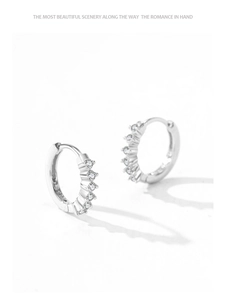 Vue macro détaillée de boucles d'oreilles en argent S925 avec cristaux de zircone clairs