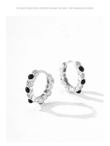 Détail de créoles en argent S925 avec perles noires alternées et pierres de zircon